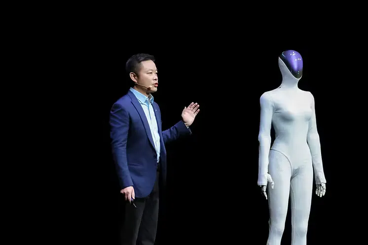 He Xiaopeng presenterar IRON